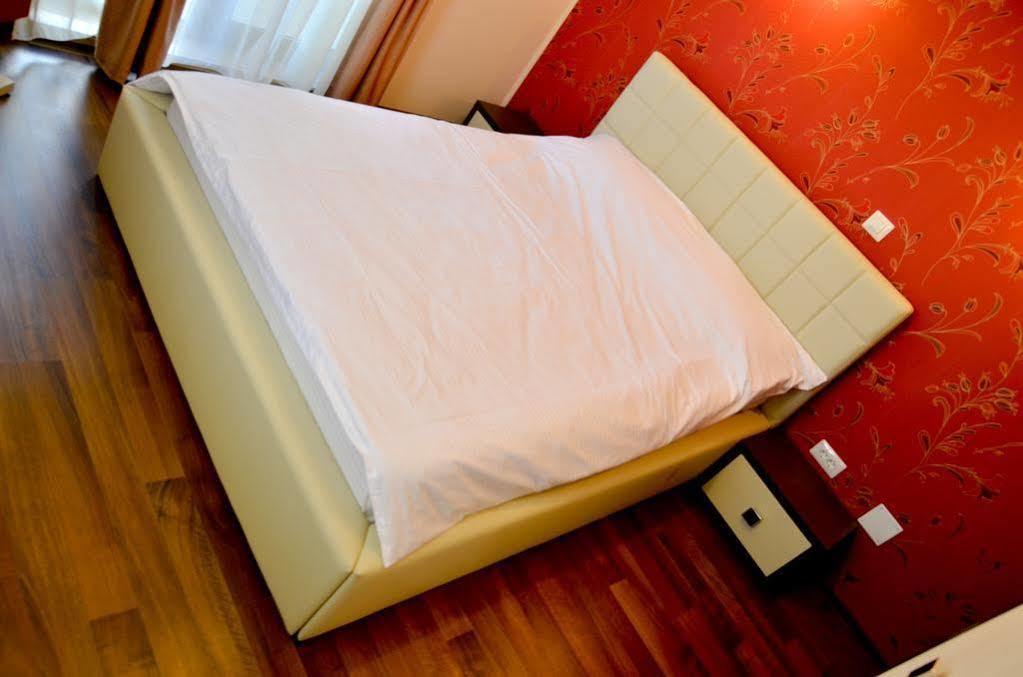 Arlequin Apartments Mamaia Extérieur photo