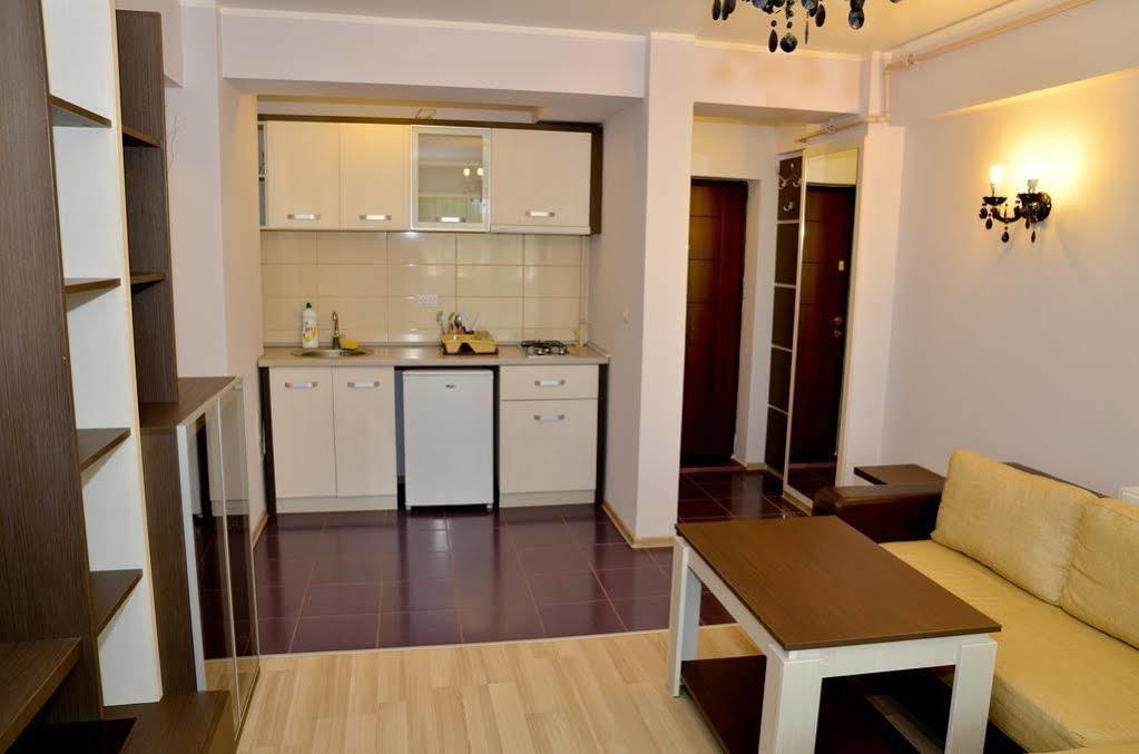 Arlequin Apartments Mamaia Extérieur photo