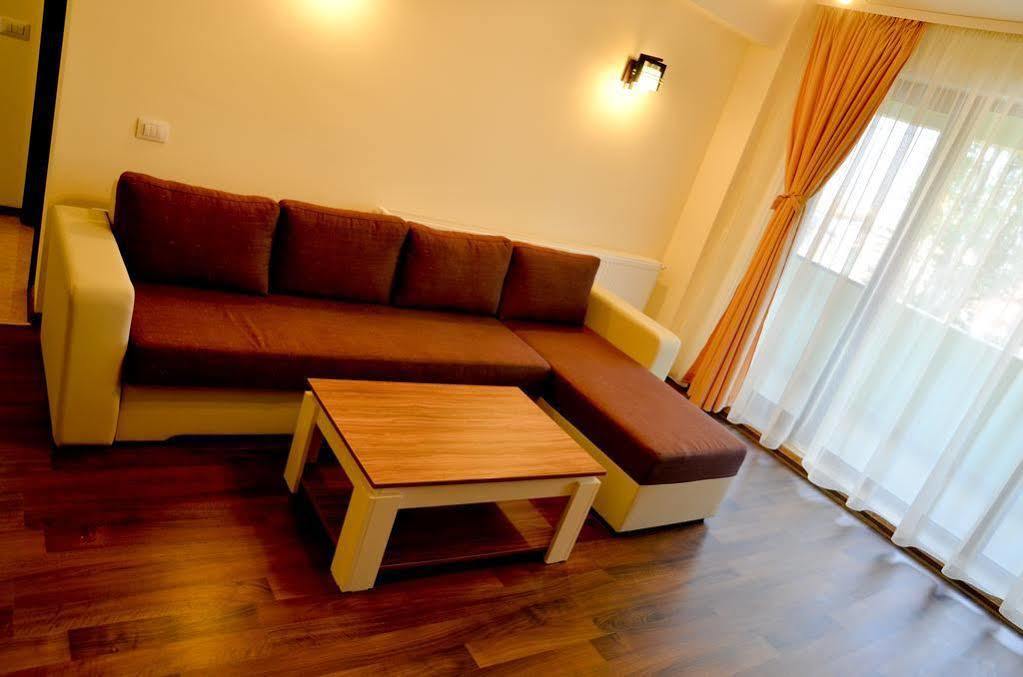 Arlequin Apartments Mamaia Extérieur photo