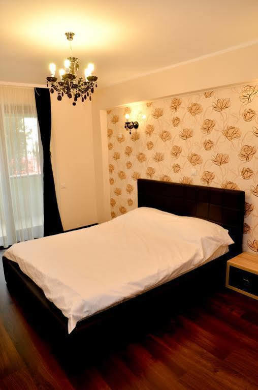 Arlequin Apartments Mamaia Extérieur photo